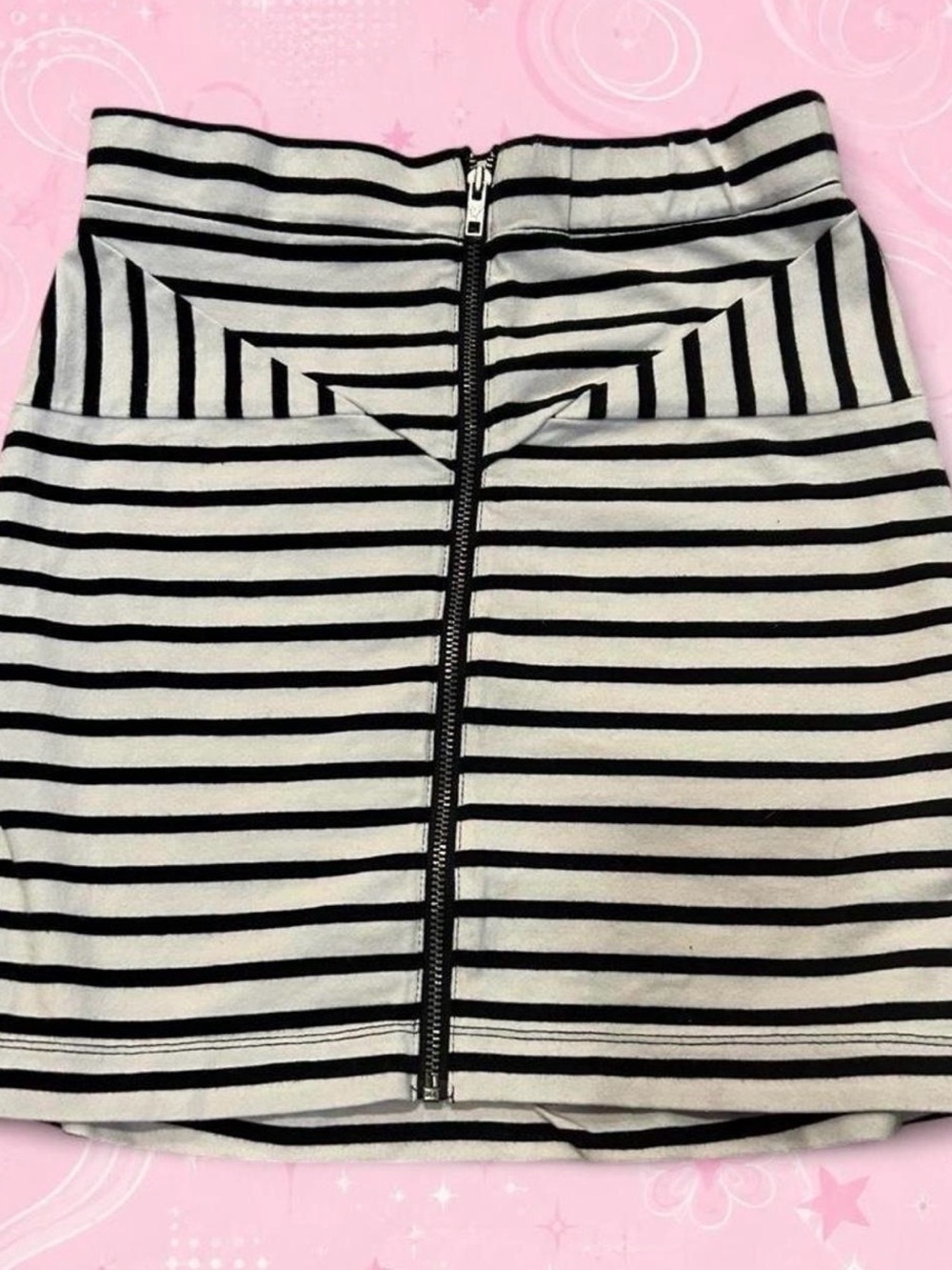 cute Y2K American Eagle Outfitters black and white striped mini skirt!